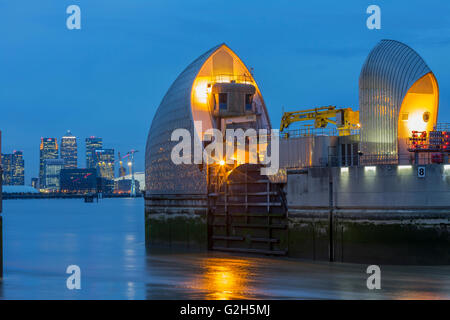 Thames Barrier, Millennium Dome et Canary Wharf skyline avec les immeubles de bureaux de l'entreprise historique de nuit Banque D'Images