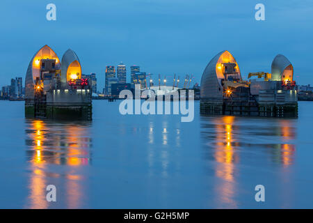 Thames Barrier, Millennium Dome et Canary Wharf skyline avec les immeubles de bureaux de l'entreprise historique de nuit Banque D'Images