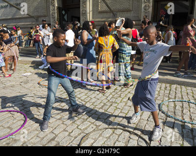 Les enfants jouent avec des cerceaux à Dance Festival Afrique en dehors de la Brooklyn Academy of Music de Brooklyn, NY, 20016. Banque D'Images