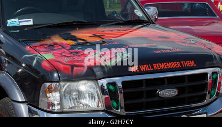 Ford Ranger personnalisé avec la flamme du souvenir de guerre, des autocollants en vinyle auto-adhésif de signer, véhicule livrée, l'art de mur, covering, flotte, commercial, véhicule de l'enveloppement à la puissance, un festival de Pendle classic, veteran and heritage motor show qui a eu lieu au Collège Nelson et Colne, Barrowford, Lancashire, Banque D'Images