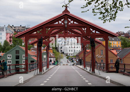 Vieille Ville (Pont Gamle Bybro) en vue de Bakklandet à Trondheim, Norvège Banque D'Images