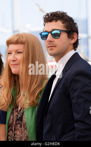 Réalisateur Andrea Arnold et l'acteur Shia LaBeouf à l'American Film Miel photo lors de la 69ème édition du Festival de Cannes dimanche 15 Banque D'Images