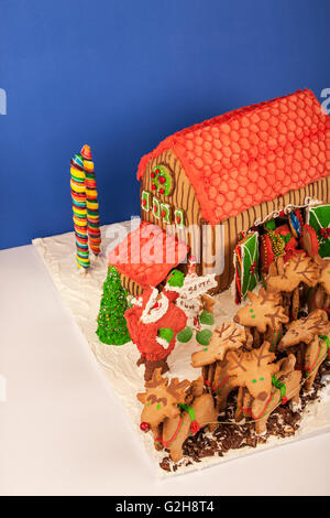 Configuration d'épice maisonmc de Santa's barn, traîneau, les rennes et le Père Noël Banque D'Images