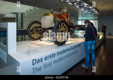 STUTTGART, ALLEMAGNE - Mars 19, 2016 : Le châssis Mercedes 35 PS, 1906. Musée Mercedes-Benz. Banque D'Images