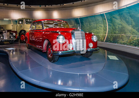 STUTTGART, ALLEMAGNE - Mars 19, 2016 : voiture de luxe pleine grandeur Mercedes-Benz Type 300 (W186 II), 1952. Musée Mercedes-Benz. Banque D'Images