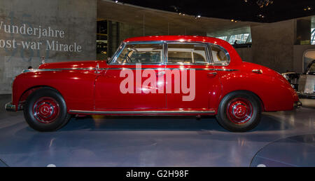 STUTTGART, ALLEMAGNE - Mars 19, 2016 : voiture de luxe pleine grandeur Mercedes-Benz Type 300 (W186 II), 1952. Musée Mercedes-Benz. Banque D'Images