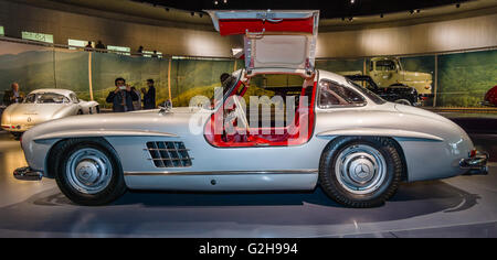 STUTTGART, ALLEMAGNE - Mars 19, 2016 : voiture sport Mercedes-Benz 300 SL Gullwing coupé, 1955. Musée Mercedes-Benz. Banque D'Images