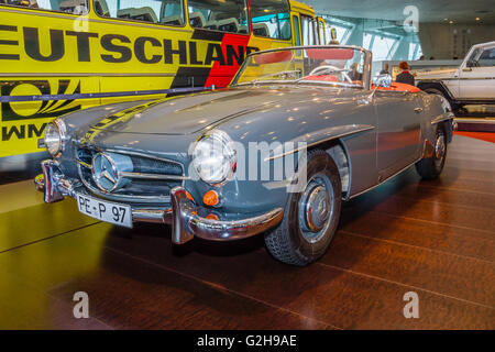 STUTTGART, ALLEMAGNE - Mars 19, 2016 : Mercedes-Benz 190 SL Roadster (W121), 1958. Musée Mercedes-Benz. Banque D'Images