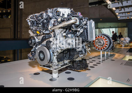 STUTTGART, ALLEMAGNE - Mars 19, 2016 : un moteur moderne. Musée Mercedes-Benz. Banque D'Images