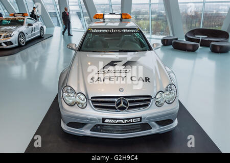 STUTTGART, ALLEMAGNE - Mars 19, 2016 : voiture de sécurité officielle de F1 Mercedes-Benz CLK63 AMG, 2007. Musée Mercedes-Benz. Banque D'Images