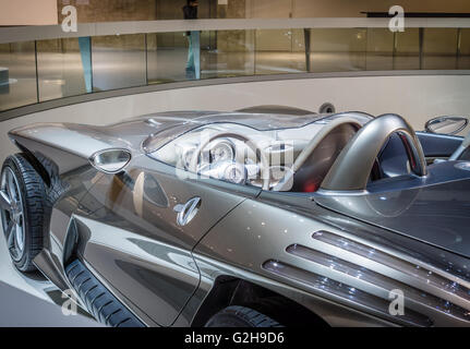 STUTTGART, ALLEMAGNE - Mars 19, 2016 : Détail de la voiture concept Mercedes-Benz F400 Carving, 2001. Musée Mercedes-Benz. Banque D'Images