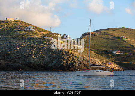 Avec un yacht sails dégonflé près de la côte grecque. Banque D'Images