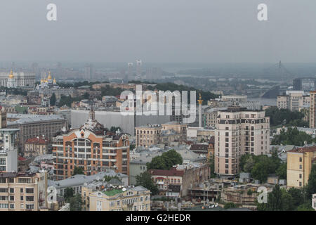 Kiev, Ukraine. 30 mai, 2016. Centre-ville de Kiev est vu couvert de la pluie du centre d'affaires de Gulliver. © Sergii Kharchenko/ZUMA/Alamy Fil Live News Banque D'Images