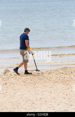 Bournemouth, Dorset, UK 30 mai 2016. Homme avec détecteur de métal se peigner pour trésor perdu à la plage de Bournemouth en mai Crédit : Carolyn Jenkins/Alamy Live News Banque D'Images