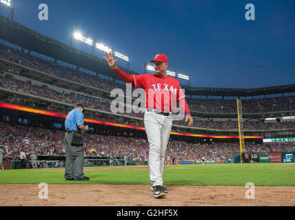 28 mai 2016 : Texas Rangers manager Jeff Banister # 28 lors d'un match entre la MLB et les Pirates de Pittsburgh, les Rangers du Texas à Globe Life Park à Arlington, TX Texas battu Pittsburgh 5-2 Albert Pena/CSM Banque D'Images