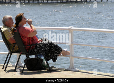 Aberystwyth, Pays de Galles, Royaume-Uni. 30 mai, 2016. Un couple se détendre au soleil sur la promenade de à Aberystwyth, Pays de Galles, Royaume-Uni. Crédit : Andrew Compton/Alamy Live News Banque D'Images