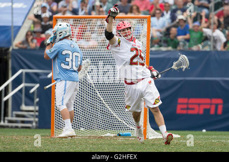 Philadelphie, Pennsylvanie, USA. 30 mai, 2016. Le Maryland Terrapins Dylan attaque Maltz (25) réagit à son objectif sur Caroline du Tar Heels gardien Brian Balkam (30) au cours de la NCAA Division I championship match de crosse entre les North Carolina Tar Heels et les Maryland Terrapins au Lincoln Financial Field à Philadelphie, Pennsylvanie. Christopher Szagola/CSM/Alamy Live News Banque D'Images