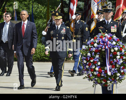 30 mai 2016 - Arlington, Virginia, United States of America - Le président des États-Unis Barack Obama (L) est conduit par le général Bradley A. Becker, lorsqu'ils arrivent à déposer une couronne sur la Tombe du Soldat inconnu au cimetière national d'Arlington, Arlington, Virginia, le Memorial Day, le 30 mai 2016, près de Washington, DC. Obama a rendu hommage à la nation du service militaire les militaires qui sont tombés. .Crédit : Mike Theiler / Piscine via CNP (Image Crédit : © Mike Theiler/CNP via Zuma sur le fil) Banque D'Images