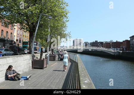 Dublin, Irlande. 30 mai, 2016. Se détendre sur la promenade le long de la rivière Liffey, dans le centre-ville de Dublin au cours d'une période d'ensoleillement et des températures élevées. Profitez de la période des Dubliners températures plus chaudes que dans la capitale irlandaise. Credit : Brendan Donnelly/Alamy Live News Banque D'Images