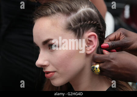 London.UK 30 Mai 2016.Une femme a cheveux faits au noir le plus grand d'Europe de coiffure et de la pièce à la Business Design Centre à Islington. Credit : Thabo Jaiyesimi/Alamy Live News Banque D'Images