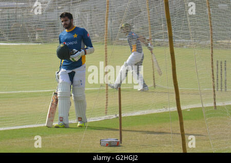 Lahore, Pakistan. 30 mai, 2016. Les joueurs de cricket pakistanais participant au premier jour de camp d'entraînement à la stade de cricket de Kadhafi au cours d'une semaine à l'entraînement à Lahore. Les joueurs de cricket pakistanais sera en tournée en Angleterre à partir du 18 juin pour quatre, cinq essais internationaux d'une journée seul et Twenty20 international. © Rana Sajid Hussain/Pacific Press/Alamy Live News Banque D'Images