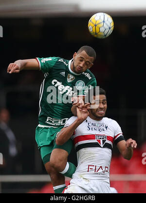 SAO PAULO, BRÉSIL - 05/29/2016 : SAO PAULO X PALMIERS - Le joueur Vitor Hugo, le SE Palmeiras, ball différend avec le joueur Alan Kardec, S ?o Paulo FC pendant match valide pour la quatrième série de championnat brésilien de la Serie A, au Morumbi Stadium. (Photo : Cesar Greco / FotoArena) Banque D'Images