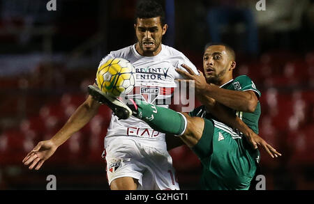 SAO PAULO, BRÉSIL - 05/29/2016 : SAO PAULO X PALMIERS - Le joueur Vitor Hugo, le SE Palmeiras, ball différend avec le joueur Alan Kardec, S ?o Paulo FC pendant match valide pour la quatrième série de championnat brésilien de la Serie A, au Morumbi Stadium. (Photo : Cesar Greco / FotoArena) Banque D'Images