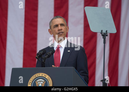 Le Cimetière National d'Arlington, Virginia, USA. 30 mai, 2016. Président américain Barack Obama prononce une allocution lors de la traditionnelle Journée du souvenir cérémonie du Souvenir au Cimetière National d'Arlington, le 30 mai 2016 à Arlington, en Virginie. Credit : Planetpix/Alamy Live News Banque D'Images