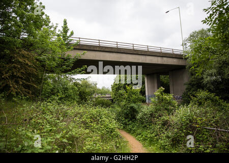 Harmondsworth, UK. 30 mai, 2016. Un pont assure la A4 au-dessus de la rivière Wraysbury. L'A4 aurait besoin de plans pour un détournement doit être approuvé. Piste 3 Credit : Mark Kerrison/Alamy Live News Banque D'Images