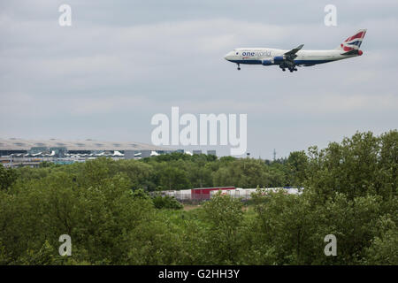 Harmondsworth, UK. 30 mai, 2016. Un avion de British Airways à l'aéroport de Heathrow. approches Credit : Mark Kerrison/Alamy Live News Banque D'Images