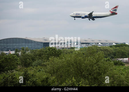 Harmondsworth, UK. 30 mai, 2016. Un avion de British Airways à l'aéroport de Heathrow. approches Credit : Mark Kerrison/Alamy Live News Banque D'Images