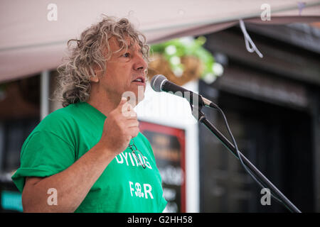 Harmondsworth, UK. 30 mai, 2016. Neil Keveren, Président de cesser l'expansion d'Heathrow, adresses militants contre l'expansion d'Heathrow à Harmondsworth village à la veille de son 70e anniversaire d'Heathrow. Une grande partie de Harmondsworth serait aplati doit des plans pour une 3e piste soit approuvé. Credit : Mark Kerrison/Alamy Live News Banque D'Images