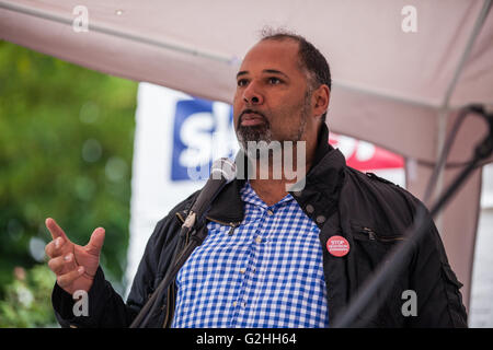 Harmondsworth, UK. 30 mai, 2016. David Kurten, membre de l'Assemblée de Londres de l'UKIP, adresses militants contre l'expansion d'Heathrow à Harmondsworth village à la veille de son 70e anniversaire d'Heathrow. Une grande partie de Harmondsworth serait aplati doit des plans pour une 3e piste soit approuvé. Credit : Mark Kerrison/Alamy Live News Banque D'Images