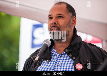 Harmondsworth, UK. 30 mai, 2016. David Kurten (l), membre de l'Assemblée de Londres de l'UKIP, adresses militants contre l'expansion d'Heathrow à Harmondsworth village à la veille de son 70e anniversaire d'Heathrow. Une grande partie de Harmondsworth serait aplati doit des plans pour une 3e piste soit approuvé. Credit : Mark Kerrison/Alamy Live News Banque D'Images