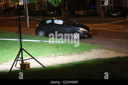 Reading, Berkshire, Royaume-Uni. 30 mai, 2016. Lancement de la police enquête après qu'un homme a été tué à Prospect Park en lecture ce soir. Un homme a été transporté à l'hôpital après avoir été blessé par une arme sur l'Tilehurst Road du parc. Des témoins ont rapporté une grande police présente dans et autour de la zone d'où l'incident s'est produit et l'air ambulance l'atterrissage au centre du parc. Ils ont appelé la police à Prospect Park aux alentours de 20h00 aujourd'hui après que les rapports qu'un homme avait été tué. La victime, un homme âgé de 23 ans, a été situé à la scène avec une blessure par balle. Credit : uknip/Alamy Li Banque D'Images