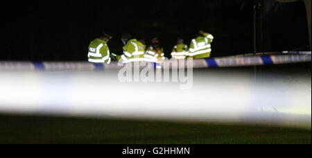 Reading, Berkshire, Royaume-Uni. 30 mai, 2016. Lancement de la police enquête après qu'un homme a été tué à Prospect Park en lecture ce soir. Un homme a été transporté à l'hôpital après avoir été blessé par une arme sur l'Tilehurst Road du parc. Des témoins ont rapporté une grande police présente dans et autour de la zone d'où l'incident s'est produit et l'air ambulance l'atterrissage au centre du parc. Ils ont appelé la police à Prospect Park aux alentours de 20h00 aujourd'hui après que les rapports qu'un homme avait été tué. La victime, un homme âgé de 23 ans, a été situé à la scène avec une blessure par balle. Credit : uknip/Alamy Li Banque D'Images