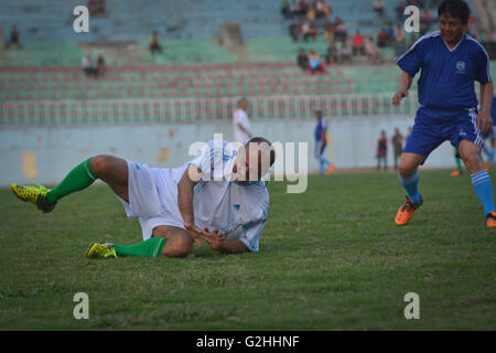 Katmandou, Népal. 29 mai, 2016. Premier ministre 11 Vs Secrétaire en chef 11 match de football amical prendre Dasharath Stadium, Katmandou au Népal. Credit : imagespic/Alamy Live News Banque D'Images