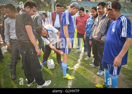 Katmandou, Népal. 29 mai, 2016. Premier ministre 11 Vs Secrétaire en chef 11 match de football amical prendre Dasharath Stadium, Katmandou au Népal. Credit : imagespic/Alamy Live News Banque D'Images