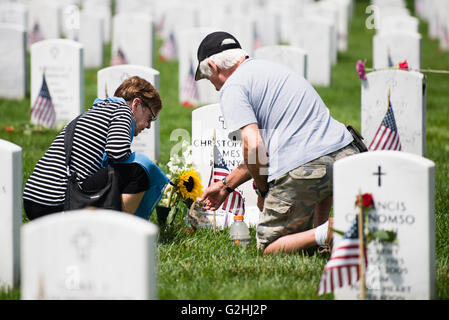 Le Cimetière National d'Arlington, Virginia, USA. 30 mai, 2016. Jackie, gauche, et Jim Kenny visiter la tombe de leur fils, le capitaine de l'armée américaine Christopher J. Kenny le Jour du Souvenir au Cimetière National d'Arlington, le 30 mai 2016 à Arlington, en Virginie. Le Capitaine Kenny est mort en service le 3 mai 2004. Credit : Planetpix/Alamy Live News Banque D'Images