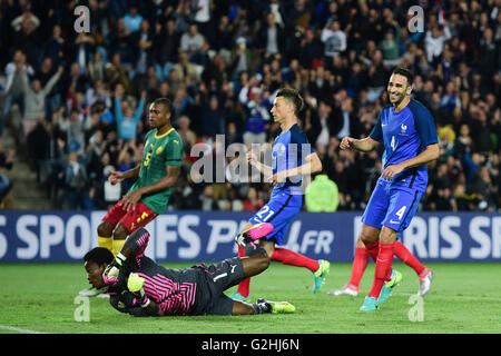 Nantes, France. 30 mai, 2016. Le football international friendly. La France et le Cameroun. Adil Rami (France) mais sa frappe goalwards : Action Crédit Plus Sport/Alamy Live News Banque D'Images