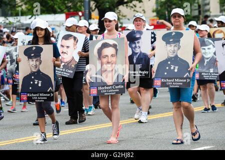 Washington DC, USA. 30 mai, 2016. La tenue de service photos membres tués à la guerre les manifestants défilé dans Pennsylvania Avenue pendant les anciens combattants américains Centre National Memorial Day Parade le 30 mai 2016 à Washington, DC. Credit : Planetpix/Alamy Live News Banque D'Images