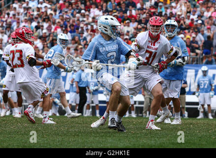 Philadelphia, PA, USA. 30 mai, 2016. Caroline du Attackman PATRICK KELLY (2) a l'air de passer la balle en milieu de terrain de l'Université du Maryland MICHAEL MCCARNEY (31) défend pendant la deuxième moitié de la NCAA Division I NATIONAL CHAMPIONSHIP match entre la Caroline du Nord et le Maryland, Lundi, Mai. 30, 2016 at Lincoln Financial Field à Philadelphie, Pa © csm/Alamy Live News Banque D'Images