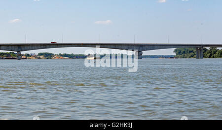 (160531) -- BELGRADE, 31 mai 2016 (Xinhua) -- Photo prise le 21 mai 2016 montre la vue du pont sur le Danube Pupin à Belgrade, en Serbie. Le Pont, nommé d'après le scientifique et inventeur serbe Mihajlo Pupin, a été ouverte par le Premier Ministre de la République populaire de Chine Li Keqiang et son homologue serbe Aleksandar Vucic, le 18 décembre 2014. Comme le deuxième pont sur le Danube à Belgrade, il a terminé l'histoire que pour 70 ans il y avait seulement un pont de Belgrade sur le Danube. Connexion de Zemun au sud de Danube et roman sur le nord, le pont a raccourci le billet Banque D'Images