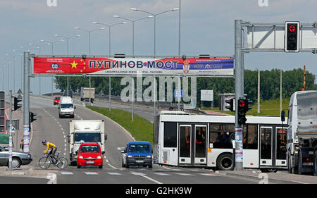(160531) -- BELGRADE, 31 mai 2016 (Xinhua) -- Photo prise le 18 mai 2016 présente le pont Pupin à Belgrade, Serbie, un symbole de l'amitié. Chinese-Serbian Le Pont, nommé d'après le scientifique et inventeur serbe Mihajlo Pupin, a été ouverte par le Premier Ministre de la République populaire de Chine Li Keqiang et son homologue serbe Aleksandar Vucic, le 18 décembre 2014. Comme le deuxième pont sur le Danube à Belgrade, il a terminé l'histoire que pour 70 ans il y avait seulement un pont de Belgrade sur le Danube. Connexion de Zemun au sud de Danube et Borca au nord, le pont a shortene Banque D'Images