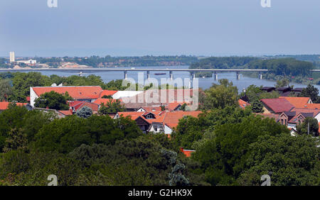 (160531) -- BELGRADE, 31 mai 2016 (Xinhua) -- Photo prise le 21 mai 2016 montre une vue lointaine de la Pupin Bridge à Belgrade, en Serbie. Le Pont, nommé d'après le scientifique et inventeur serbe Mihajlo Pupin, a été ouverte par le Premier Ministre de la République populaire de Chine Li Keqiang et son homologue serbe Aleksandar Vucic, le 18 décembre 2014. Comme le deuxième pont sur le Danube à Belgrade, il a terminé l'histoire que pour 70 ans il y avait seulement un pont de Belgrade sur le Danube. Connexion de Zemun au sud de Danube et roman sur le nord, le pont a raccourci le temps de déplacement Banque D'Images