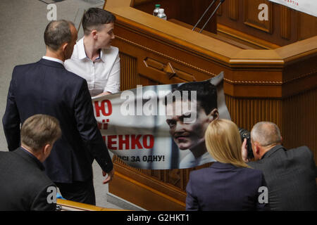 Kiev, Ukraine. 31 mai, 2016. Militaires ukrainiens, législateur du Parlement ukrainien et membre de l'Assemblée parlementaire du Conseil de l'Europe Nadiya Savchenko, libéré d'une prison russe il y a semaine, arrache son portrait de tribune parlementaire à la Verkhovna Rada, le 31 mai 2016. L'adoption de la loi de réforme judiciaire est la tâche principale de la session plénière, a déclaré le président de la Verkhovna Rada Andriy Parubiy. © Sergii Kharchenko/ZUMA/Alamy Fil Live News Banque D'Images