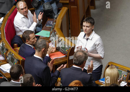 Kiev, Ukraine. 31 mai, 2016. Militaires ukrainiens, législateur du Parlement ukrainien et membre de l'Assemblée parlementaire du Conseil de l'Europe Nadiya Savchenko, libéré d'une prison russe il y a semaine, assiste à sa première séance plénière au Verkhovna Rada, le 31 mai 2016. L'adoption de la loi de réforme judiciaire est la tâche principale de la session plénière, a déclaré le président de la Verkhovna Rada Andriy Parubiy. © Sergii Kharchenko/ZUMA/Alamy Fil Live News Banque D'Images