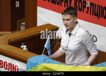 Kiev, Ukraine. 31 mai, 2016. Militaires ukrainiens, législateur du Parlement ukrainien et membre de l'Assemblée parlementaire du Conseil de l'Europe Nadiya Savchenko, libéré d'une prison russe il y a une semaine, est considérée avoir son premier discours à la Verkhovna Rada, le 31 mai 2016. L'adoption de la loi de réforme judiciaire est la tâche principale de la session plénière, a déclaré le président de la Verkhovna Rada Andriy Parubiy. Credit : Sergii Kharchenko/ZUMA/Alamy Fil Live News Banque D'Images