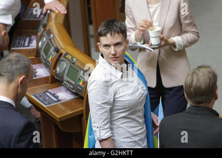 Kiev, Ukraine. 31 mai, 2016. Militaires ukrainiens, législateur du Parlement ukrainien et membre de l'Assemblée parlementaire du Conseil de l'Europe Nadiya Savchenko, libéré d'une prison russe il y a semaine, assiste à sa première séance plénière au Verkhovna Rada, le 31 mai 2016. L'adoption de la loi de réforme judiciaire est la tâche principale de la session plénière, a déclaré le président de la Verkhovna Rada Andriy Parubiy. Credit : Sergii Kharchenko/ZUMA/Alamy Fil Live News Banque D'Images