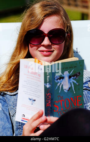 Hay Festival, Pays de Galles, Royaume-Uni - Mardi 31 Mai 2016 - Un jeune adolescent jouit du soleil tôt le matin et un temps magnifique dans les chaises longues sur la pelouse du Festival le jour 6 de l'événement de cette année. Le festival a eu la chance d'avoir beau temps jusqu'à présent. Banque D'Images